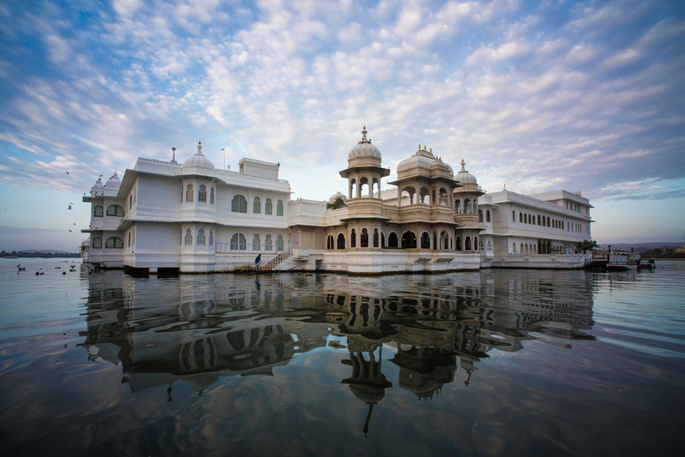 Taj Lake Palace in the centre of Lake Pichola1_venuezz